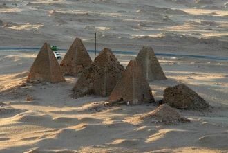 Вид сверху на священные пирамиды Судана.