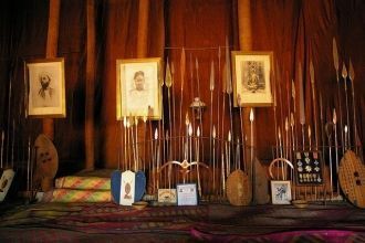 В Музибу-Азала-Мпанга, главном здании дв