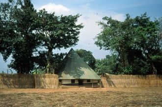 Гробницы Касуби украшена королевскими ре