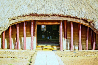 В его ядре на вершине холма стоит бывший