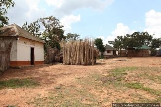 Чуть дальше стоят гробницы королевских в