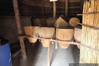 На входе в некрополь расположены искусно