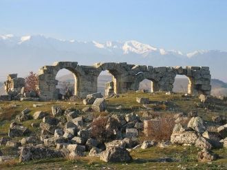 Над бывшим городом возвышается гора Кадм