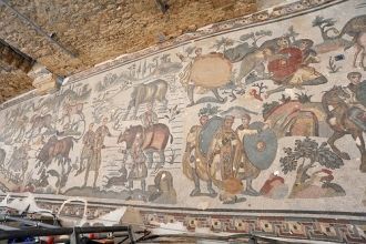 Мозаики виллы Дель-Казале представляют с