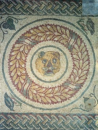 Пол некоторых коридоров украшен мозаикой