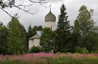 Храм имеет квадратный план с тремя полуц