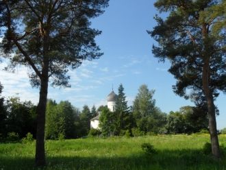 За храмом начинается дорога - аллея, обс