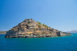 К началу строительства на вершине скалы 