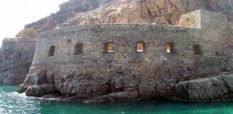 Первые больные лепрой прибыли на остров 