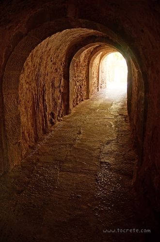 Вход на территорию крепости осуществлялс