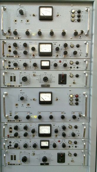 Электрический шкаф с выдвижными блоками.