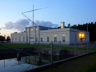 Здание радиостанции на переднем плане ба