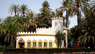 Пальмовый лес, полностью окружает город 