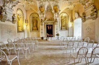 Дорогая мебель, хрустальные люстры и пре