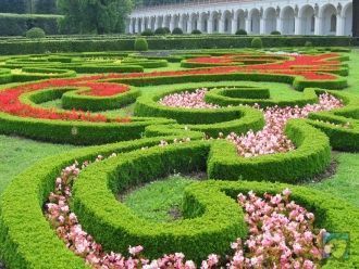 В 1998 году дворцово-парковый комплекс К