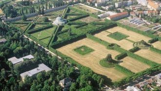 По примеру садов эпохи Возрождения в сер