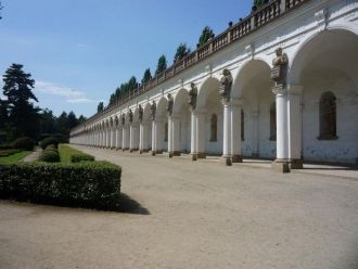 В результате многочисленных разрушений и