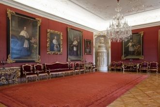 В нем также есть картинная галерея, где,