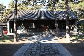 Четвертый двор, к конце которого стоит н