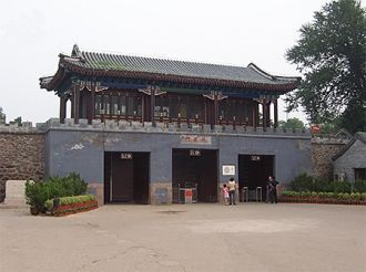 Ворота Скопления Добродетелей в стене во