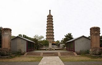 Три каменные стелы, покоящиеся на спинах