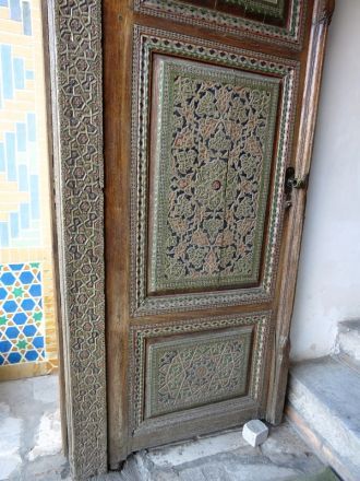 Резная дверь мечети Хазрет-Хызр.