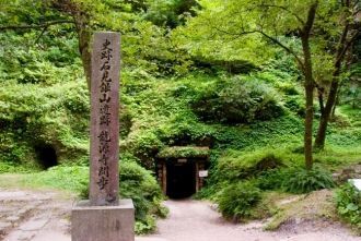 Старые рудники спрятаны в зелёных горах 