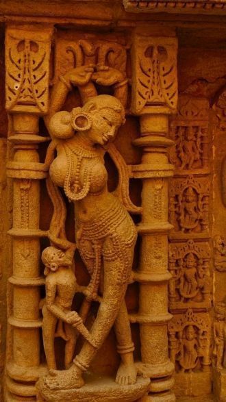 Демон, держащий в руках меч, соблазняет 