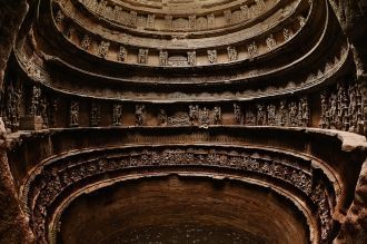 Древний колодец Рани-ки-вав. Барельефы к