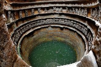 Резервуар с водой расположен на глубине 