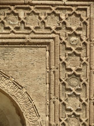 Выдвинутый вперёд монументальный портал 