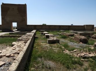 Здесь вставший на отдых караван из 300 в