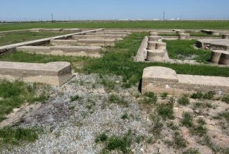 За высоким фасадом лишь фундамент. Остат