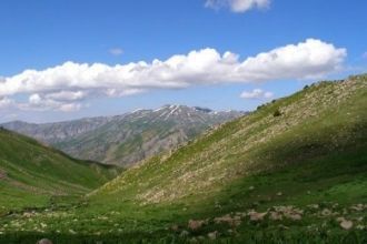 Парк располагается на стыке хребтов Карж