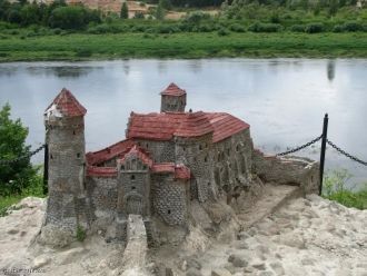 В деревне Слутишки стоит столб, до котор