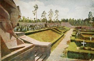 В урнах у подножья статуи Матери-Латвии 