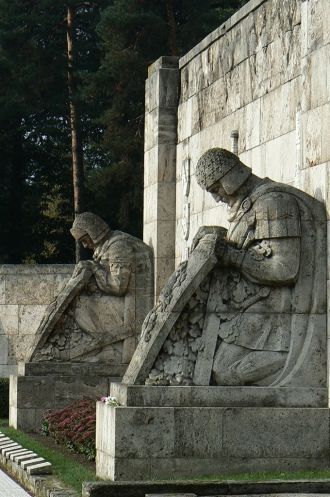 Его площадь составляет 9 га.