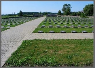 В ансамбле Братского кладбища при помощи