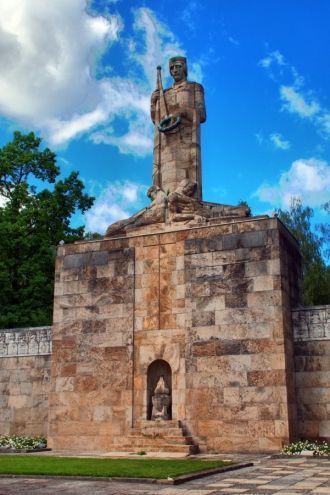 Ансамбль Братского кладбища состоит из т