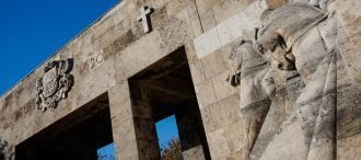 У входа посетителей встречают две пары с