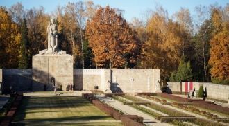 На кладбище размещено 13 скульптурных гр