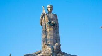 Монумент родина-мать Латвия на Братском 