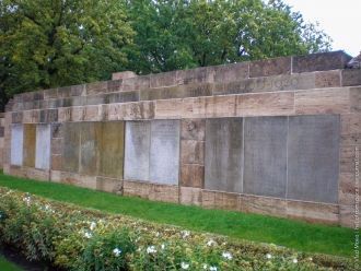 На стенах можно встретить множество памя