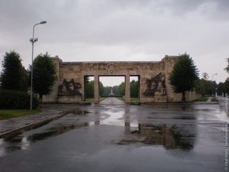 Братское кладбище находится в северо-вос