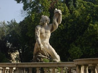 Статуя Тритона в парке дворца.