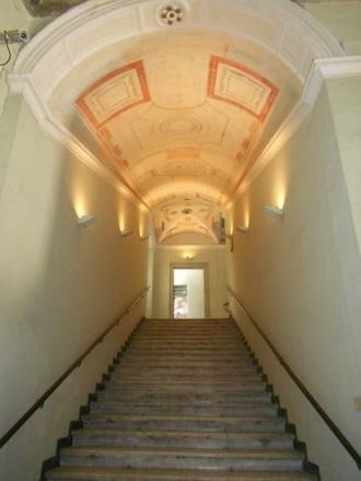 Парадная лестница декорирована геометрич