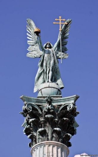 Центральным звоном Памятника тысячелетия