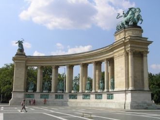 На левой колоннаде установлены статуи пр