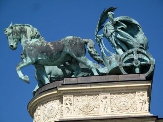 Женская статуя Мира.