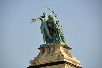 Колоннада увенчана аллегорическими фигур